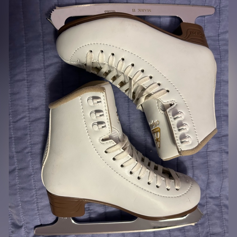 Jackson Ultima Mystiques size 2 Figure skates / ice skates